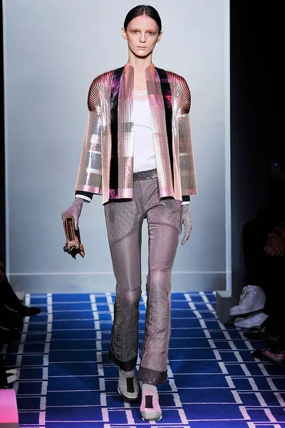 Look 10